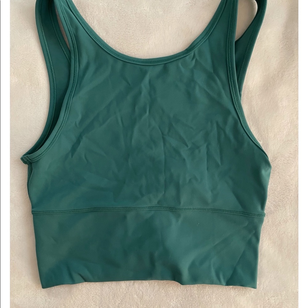Lululemon womens size 6 turquoise cropped tank. Never worn